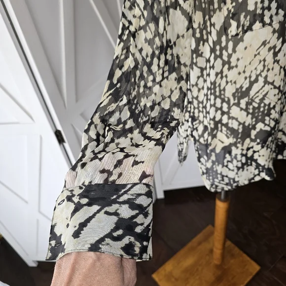 Vince Stylish Black and Cream Basketweave Print Women's Blouse - Picture 7 of 13